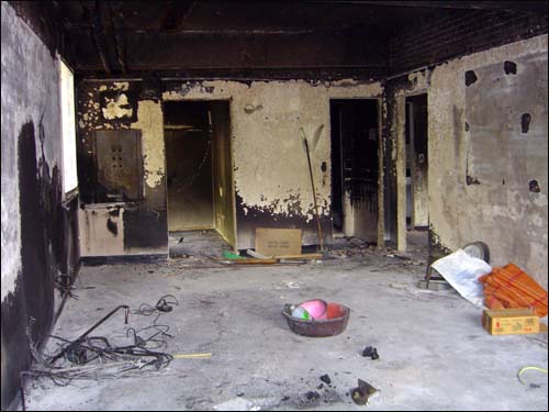 2007년 4월 30일 화재가 발생한 서울 명일동 H아파트 참사 현장. 경비원 허모씨는 부당해고에 항의하며 분신자살했다.